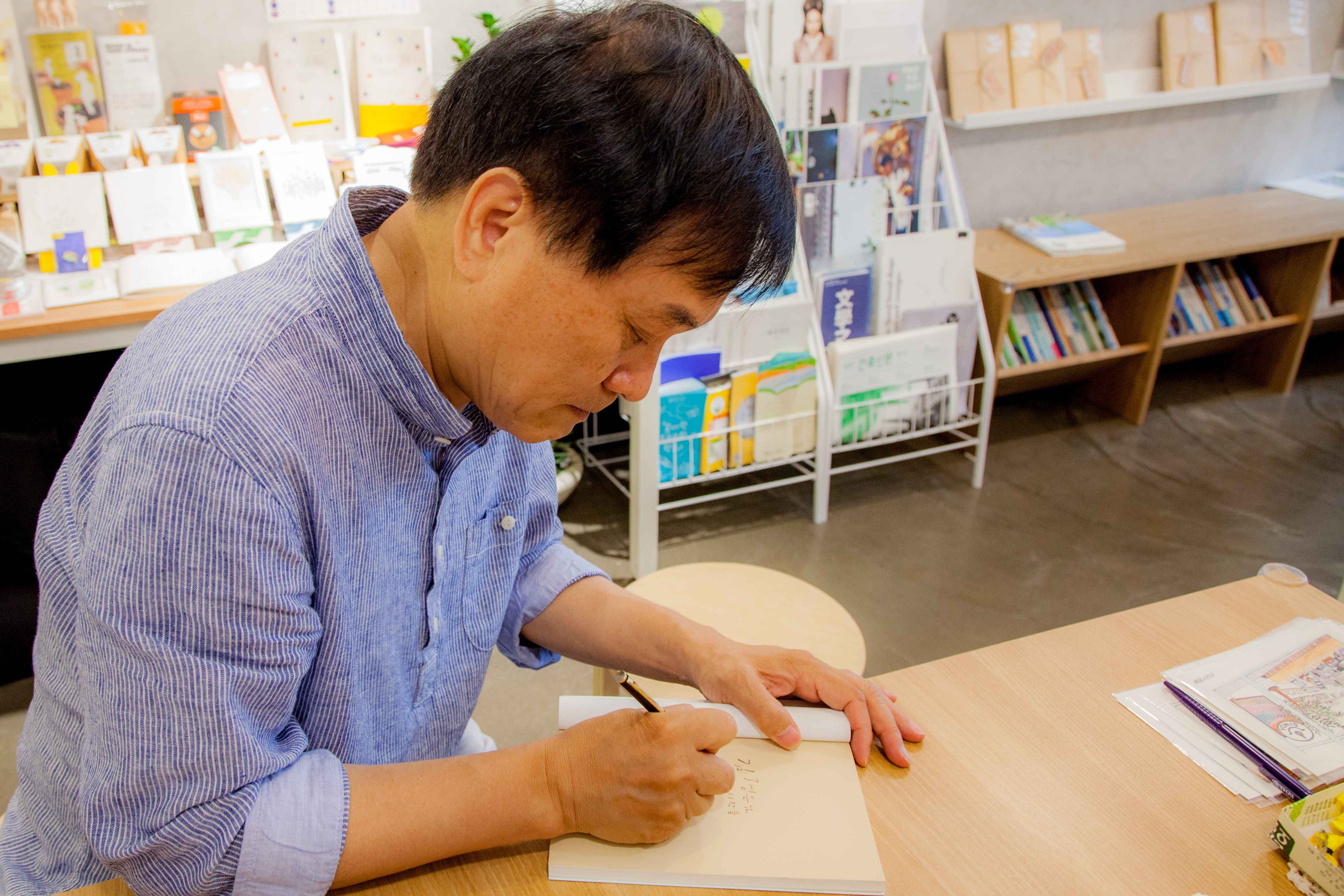 인터로그 | 곽재구 시인과 순천역 앞 <책방 심다>