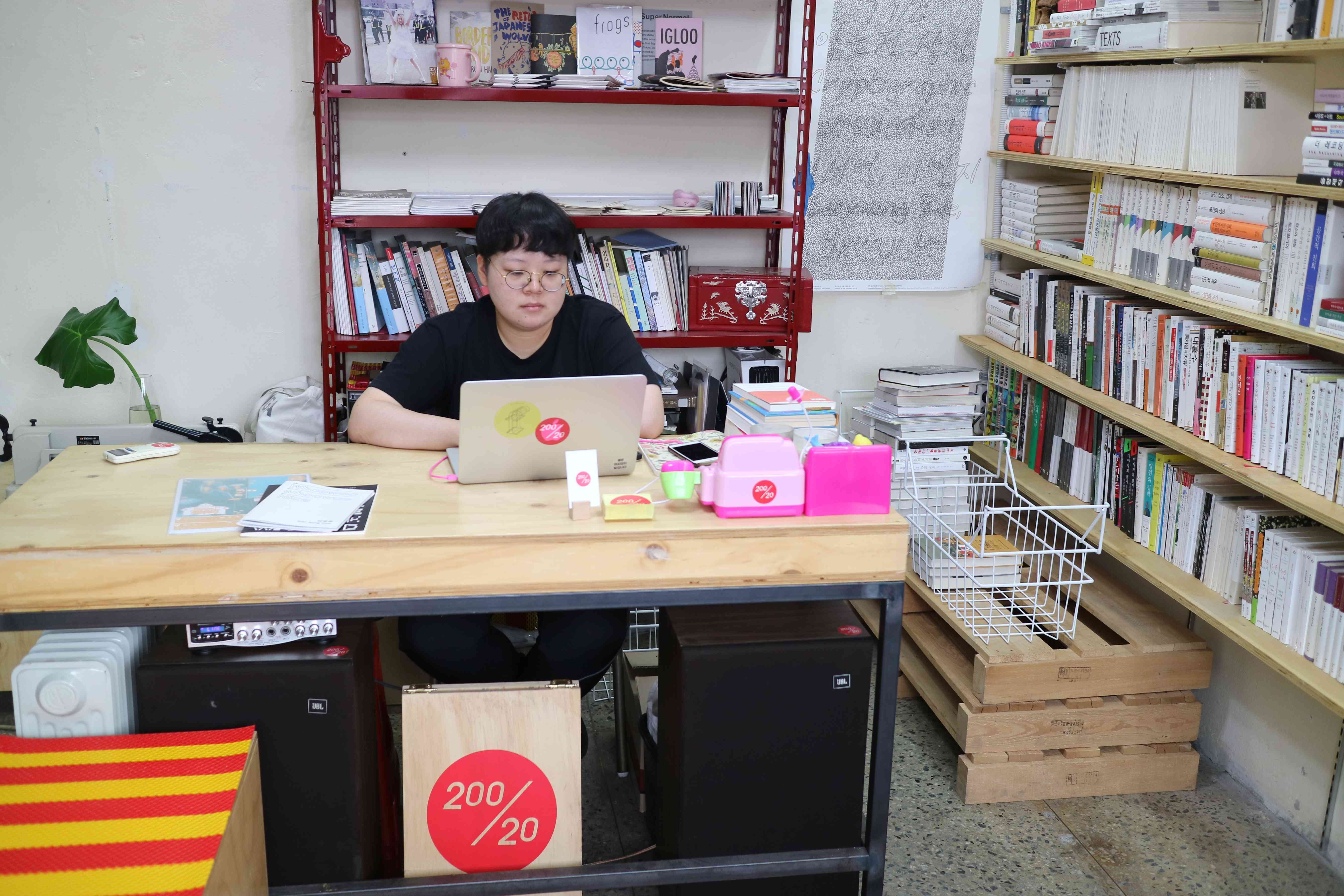 인터로그 | 전자제품 말고 책 팔아요, 청계상가 책방 200/20
