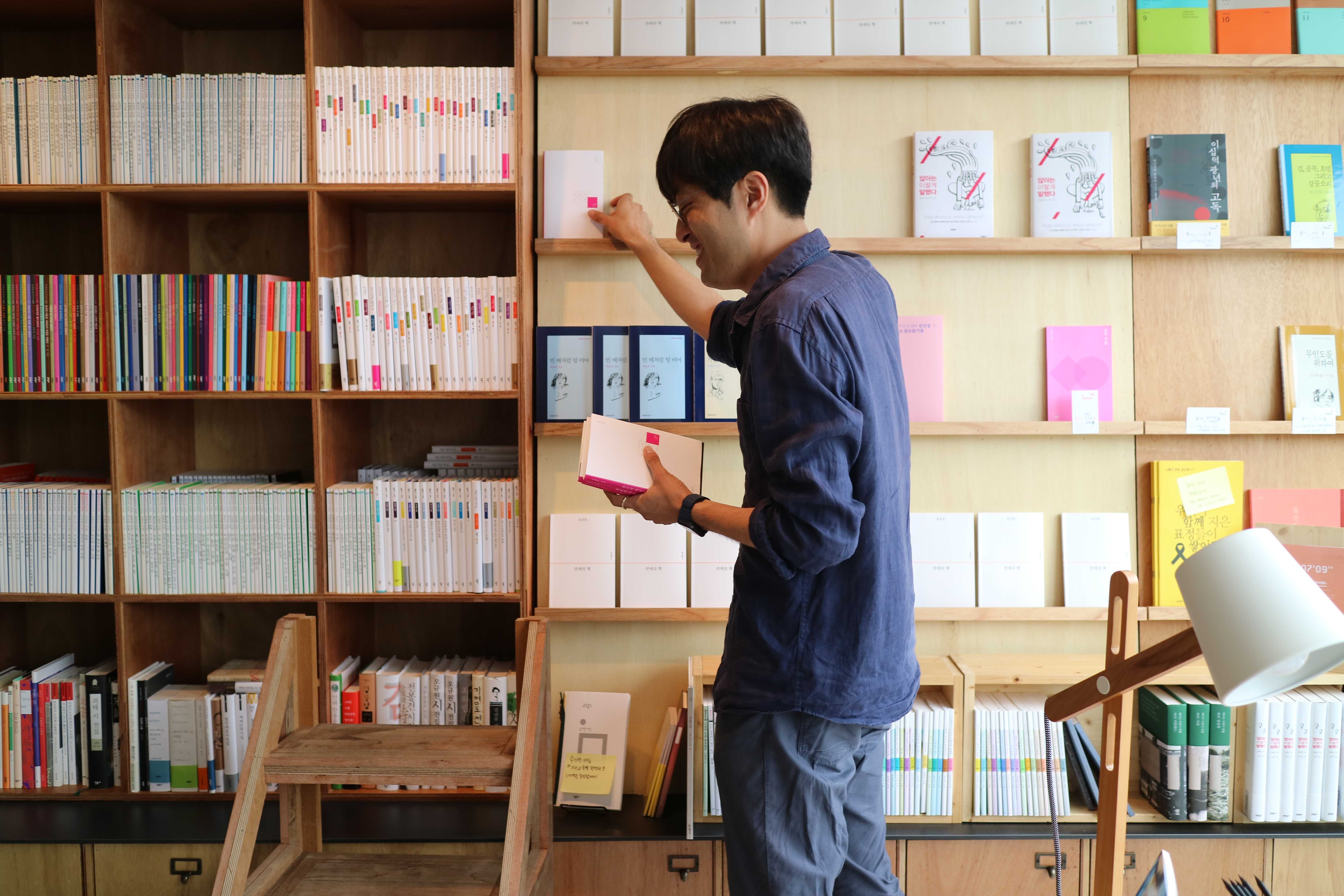 인터로그 | 음악과 시가 함께하는 서점 프렌테X위트 앤 시니컬