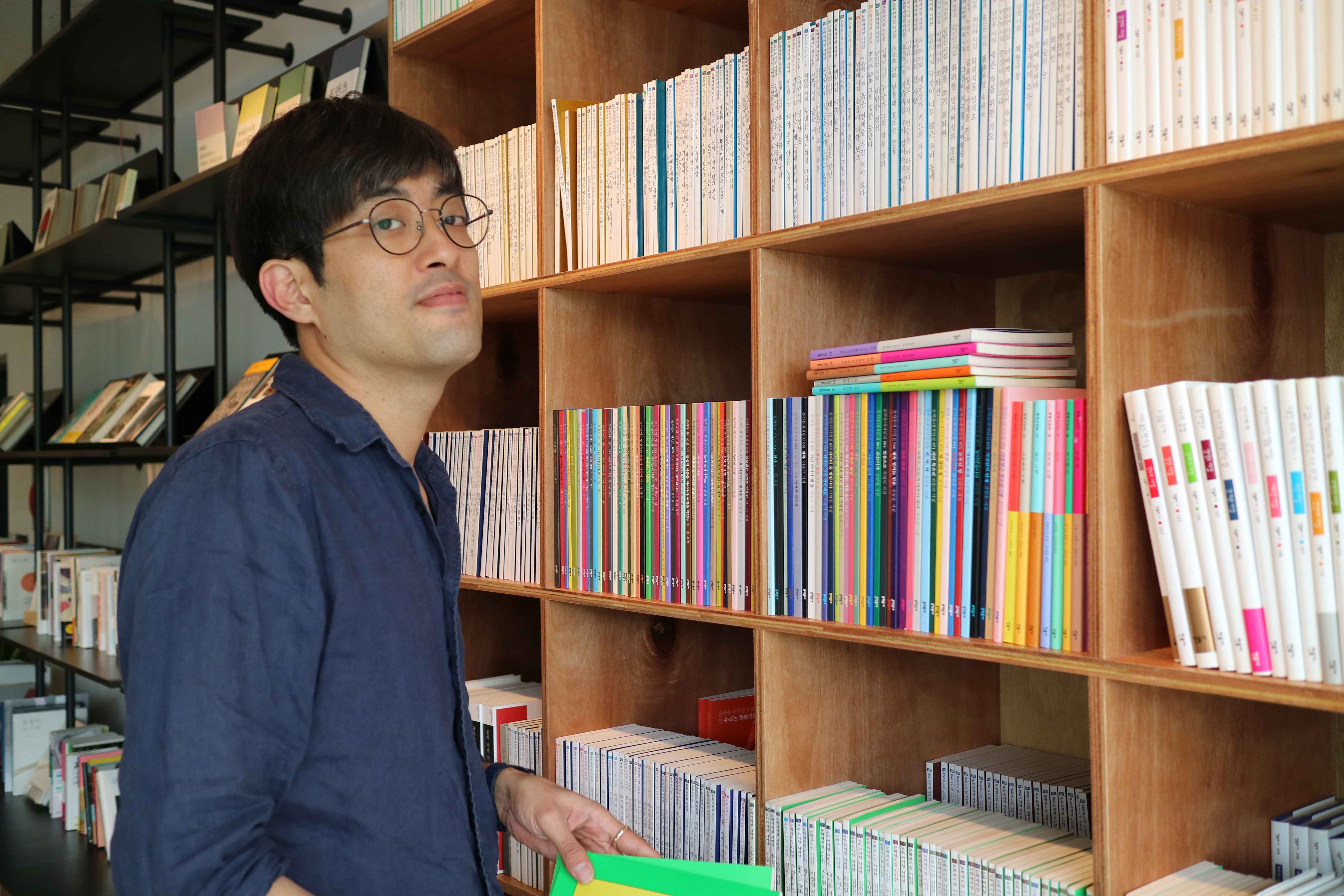 인터로그 | 음악과 시가 함께하는 서점 프렌테X위트 앤 시니컬