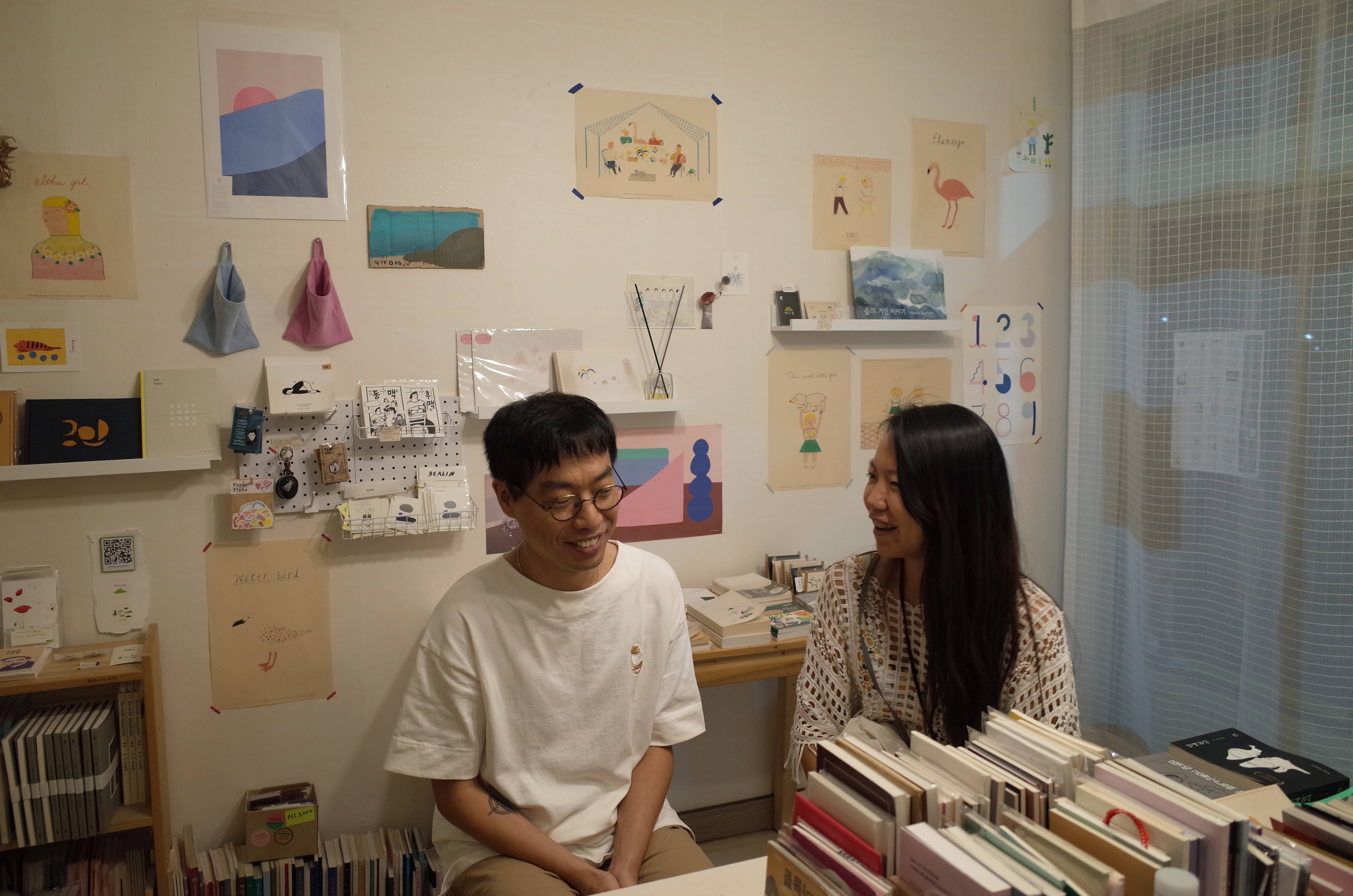 동네서점 '책방 지나가다'가 살리다 출판사를 응원합니다