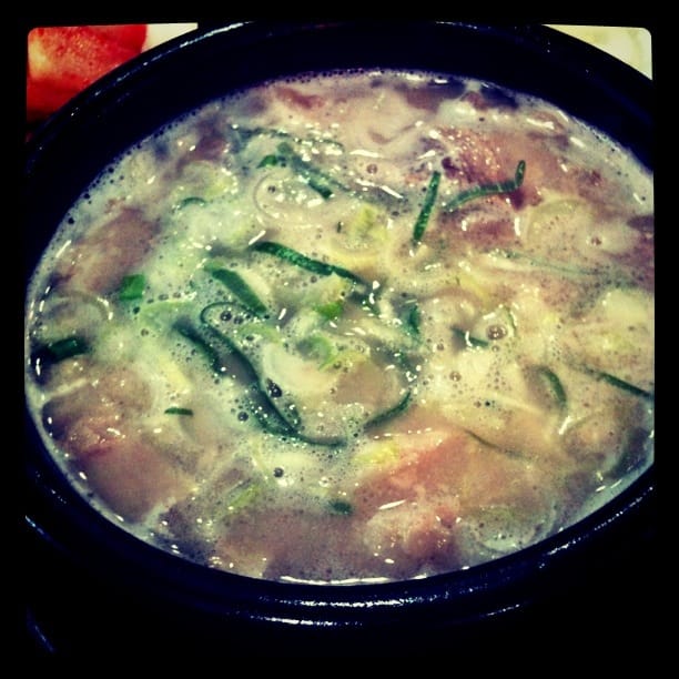 푸짐한 돼지국밥과 깔끔한 반찬 @돈수백